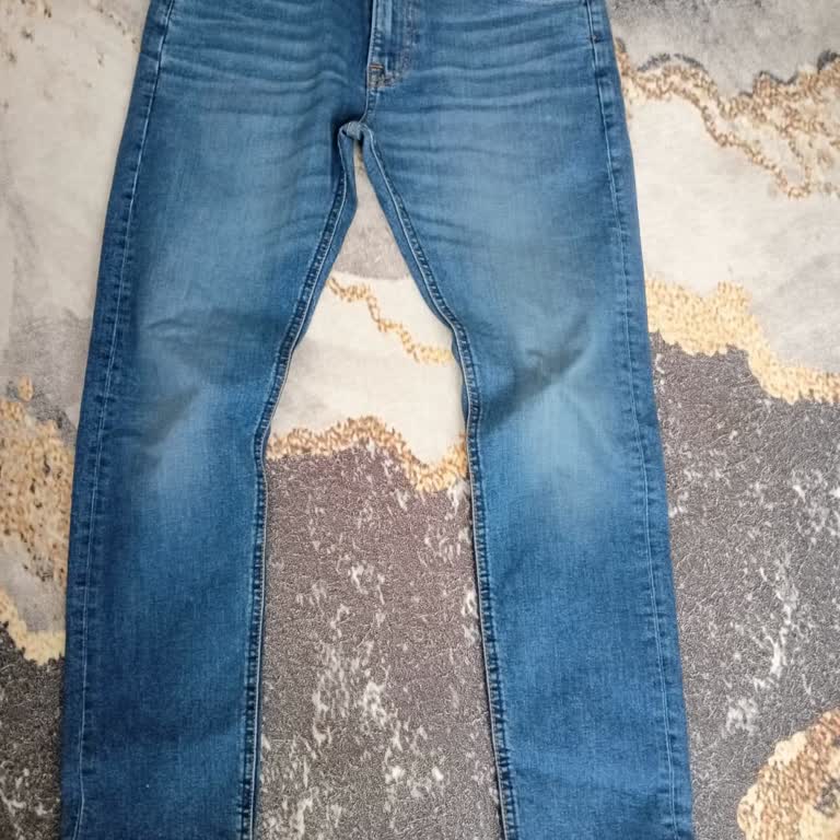 Lee Pantolonun Hızla Diz Yapması Ve İlgisizlik