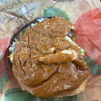 Burger King'de Hayal Kırıklığı: Yanmış Et Ve Eksik Malzemeler!