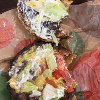 Burger King'de Hayal Kırıklığı: Yanmış Et Ve Eksik Malzemeler!