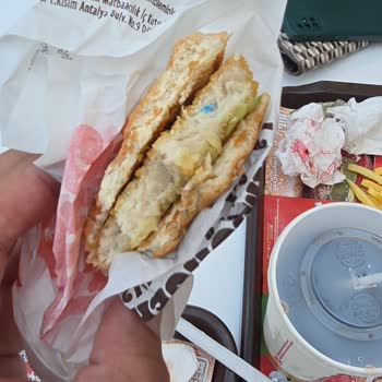 Burger Menüde Eldiven Parçası Şoku