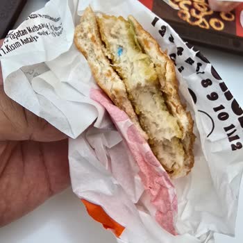 Burger Menüde Eldiven Parçası Şoku