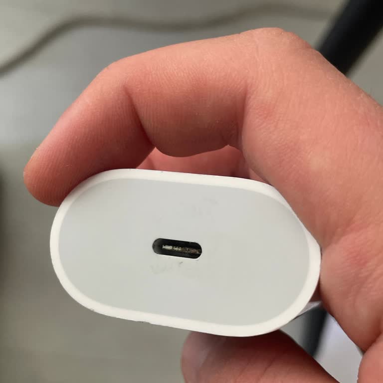 Yeni Alınan Orijinal Adaptörün Kablo Girişi Yandı