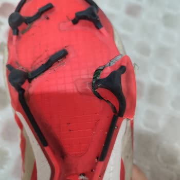 Aldığım Nike Kramponun Altı Yırtıldı, Mağazadan Çözüm Alamıyorum