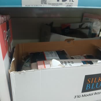 A101 Mağazasında Sokak Hayvanları Nedeniyle Hijyen Sorunu Yaşanıyor