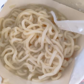 Noodle Paketinde Böcek Benzeri Kabuklar Ve Lekeler Çıktı