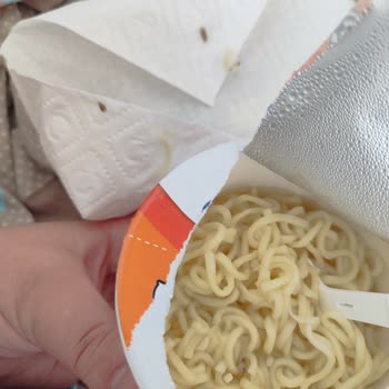 Noodle Paketinde Böcek Benzeri Kabuklar Ve Lekeler Çıktı