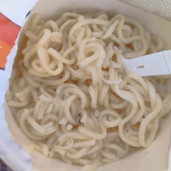 Noodle Paketinde Böcek Benzeri Kabuklar Ve Lekeler Çıktı