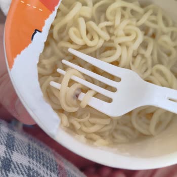Noodle Paketinde Böcek Benzeri Kabuklar Ve Lekeler Çıktı