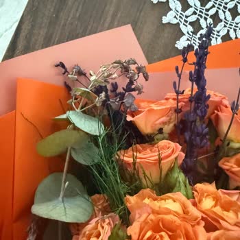 Solmuş Ve Çürümüş Çiçekler, İlgisiz Müşteri Hizmeti