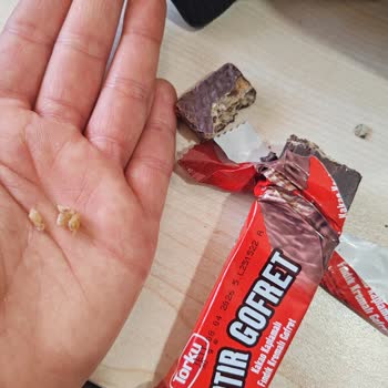 Gofretin İçinden Tırnağa Benzer Sert Cisim Çıktı, İnceleme Talep Ediyorum