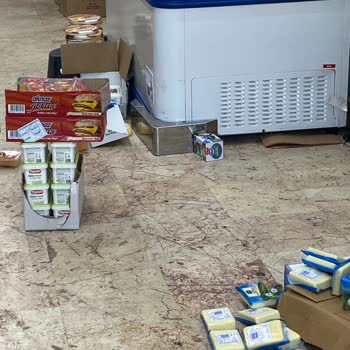 BİM Şubesinde Peynirlerin Yere Atılması Ve Hijyen Sorunu