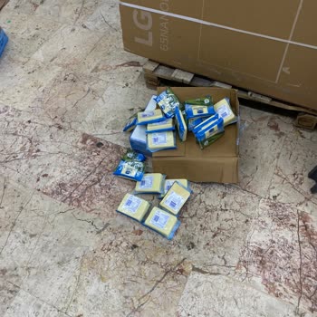 BİM Şubesinde Peynirlerin Yere Atılması Ve Hijyen Sorunu