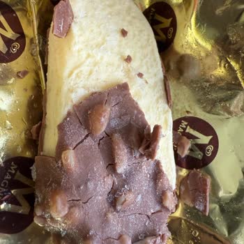 Mini Magnum Dondurmaların İçi Buzlu Ve Bademleri Bayat Çıkıyor