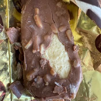 Mini Magnum Dondurmaların İçi Buzlu Ve Bademleri Bayat Çıkıyor