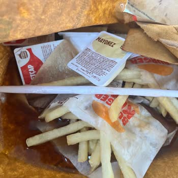 Aldığım Hamburger Ve İçecekler Kötü Durumdaydı, Param Boşa Gitti