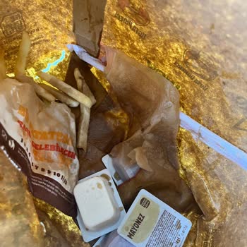 Aldığım Hamburger Ve İçecekler Kötü Durumdaydı, Param Boşa Gitti