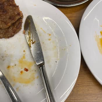 Yemekte Kıl Çıktı Çalışan İlgisiz Davrandı