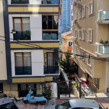 Çamlık Mahallesinde Tehlikeli Ve Çirkin Kablo Görüntüsü Rahatsız Ediyor