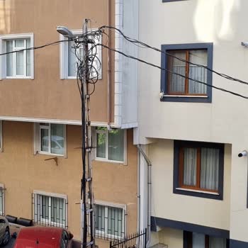 Çamlık Mahallesinde Tehlikeli Ve Çirkin Kablo Görüntüsü Rahatsız Ediyor