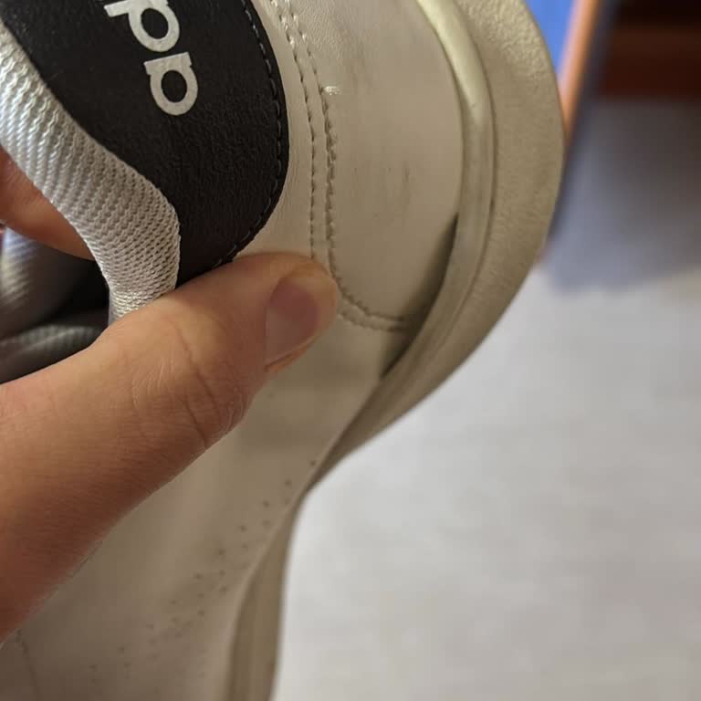 FLO Ayakkabı Adidas Ayakkabı Kısa Sürede Yanlardan Açıldı