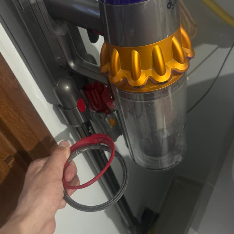 Dyson V15 Toz Haznesi Parçası Yerine Oturmuyor