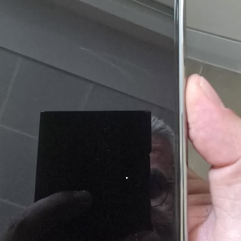 İphone 16 Pro Kutu İçeriğindeki Sim Kart İğnesi Ekranı Çizdi