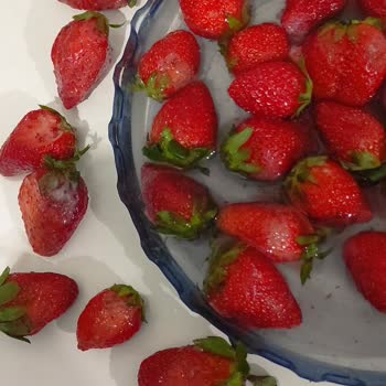 Aldığım Çileklerin Yarısı Bozuk Ve Küflü Çıktı