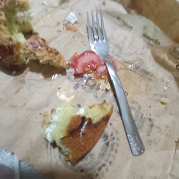 Dereotlu Poğaçadan Yabancı Madde Çıkması Ve Hijyen Sorunu