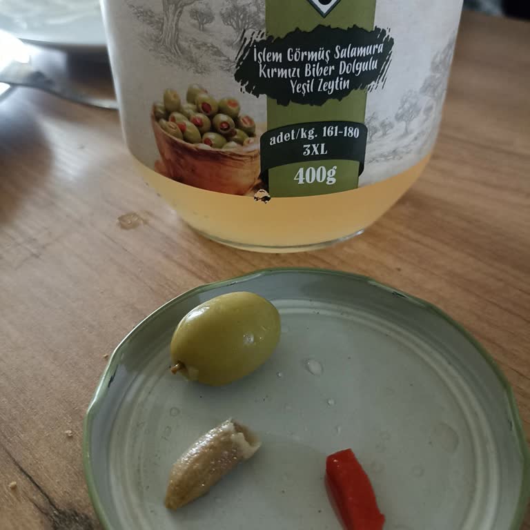 BİM'den Alınan Çekirdeksiz Zeytin Çekirdekli Çıktı, Oğlumun Dişi Kırıldı