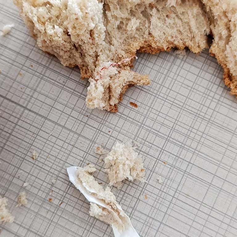 Migros'tan Alınan Ekmeğin İçinden Plastik Parçaları Çıktı, İlgisiz Davranış
