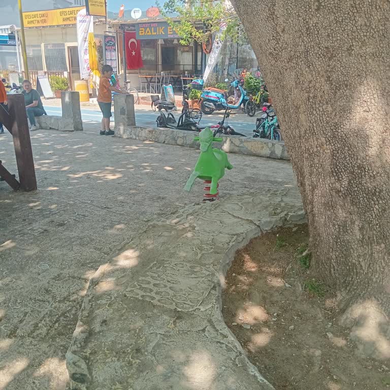 Çocuk Parkında Güvenlik İhmali: Tehlikeli Aletler Çocukları Riske Atıyor