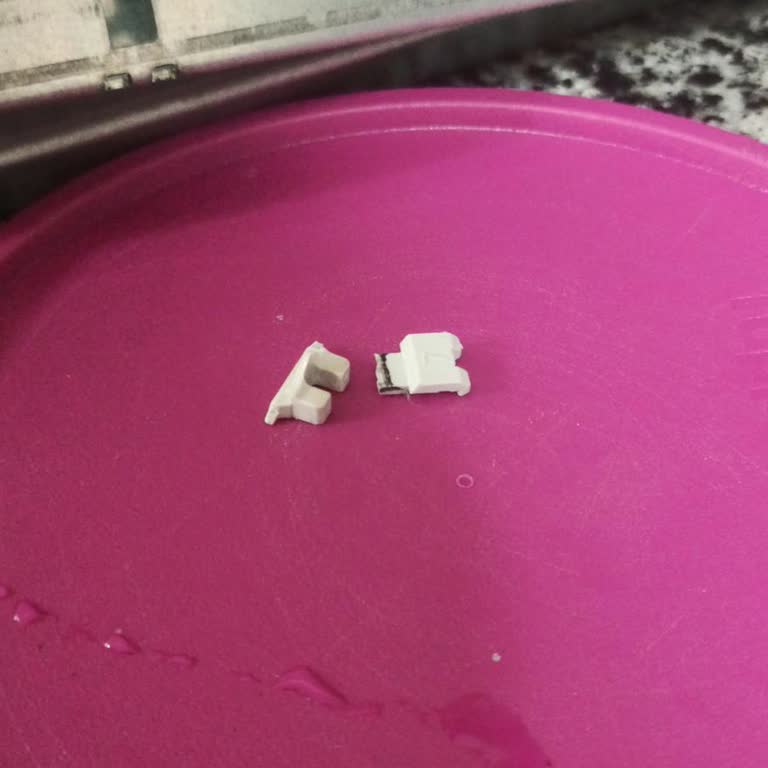 Samet A. Ş Çekmece Rayındaki Plastik Tırnak Kırıldı Parça Bulunamıyor