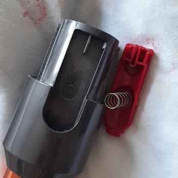 Dyson V10: Küçük Bir Parça İçin Yetersiz Destek Ve Yüksek Maliyet