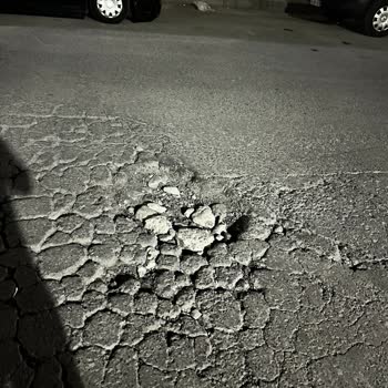 Büyük Ayazma Caddesi'ndeki Bozuk Yol Lastiğimi Patlattı, Mağduriyet Yaşadım