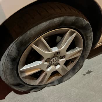 Büyük Ayazma Caddesi'ndeki Bozuk Yol Lastiğimi Patlattı, Mağduriyet Yaşadım