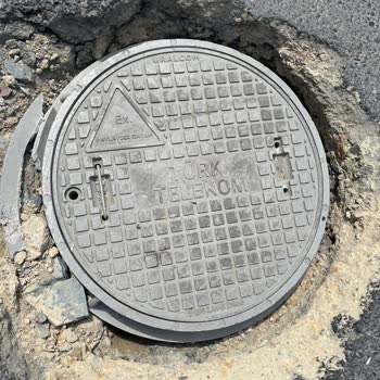 Ümraniye Belediyesi Yol Üzerinde Kapatılmayan Kapak!
