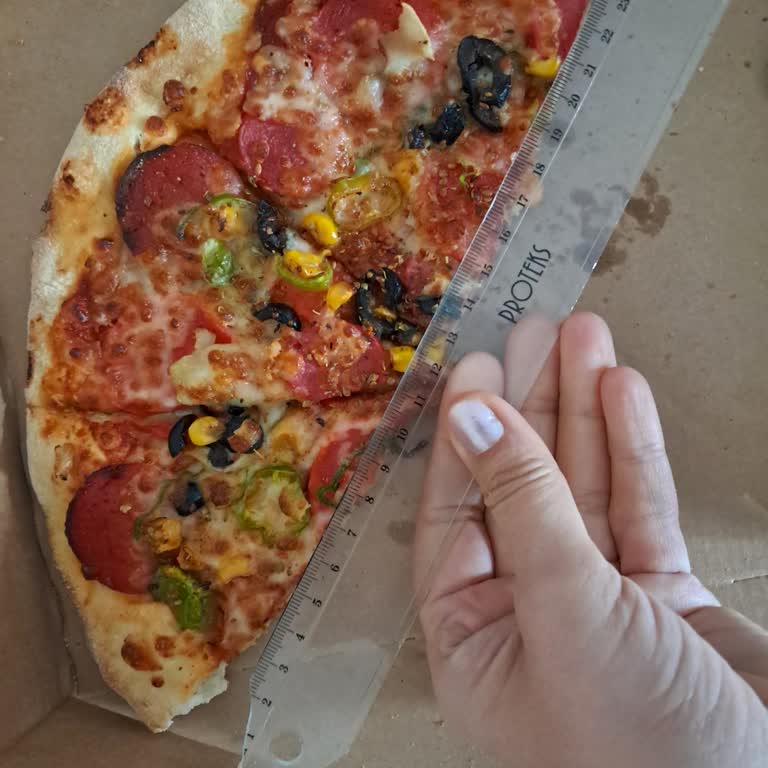 Orta Boy Pizza Beklerken Küçük Boy Geldi