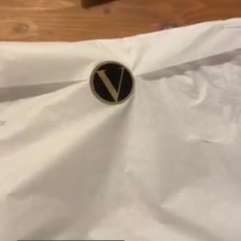 Victoria's Secret Hediye Paketi Diye Beyaz Bir Kağıt Satıyor