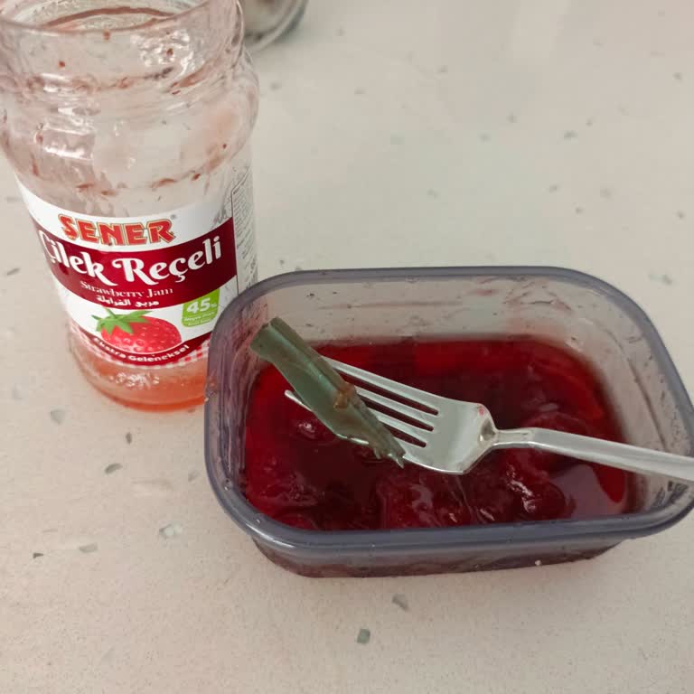 Aldığım Çilek Reçelinden Plastik Parça Çıktı
