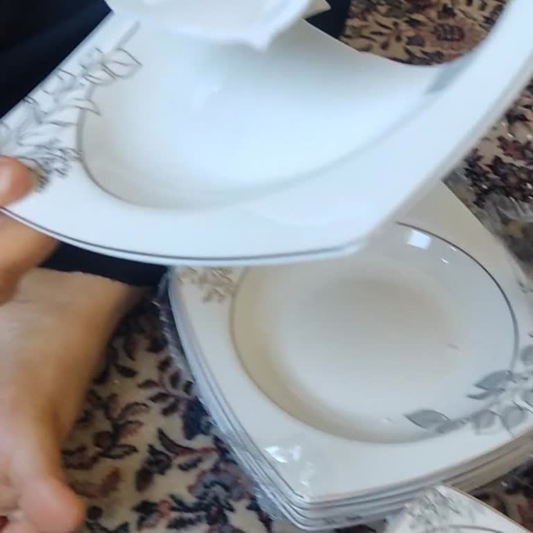 Kırık Tabaklar Ve İlgisiz Müşteri Hizmetleri
