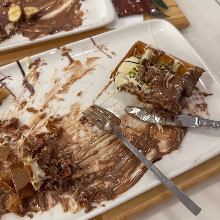 Myra Çikolata Evim Yanmış Tatlı Ve İlgisiz Hizmet Deneyimi