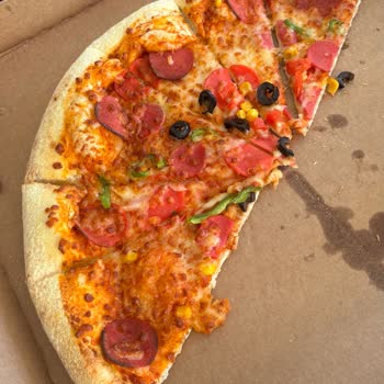 Bol Malzemos Pizza Neredeyse Malzemesiz Geldi, Sadece Hamur Yedik