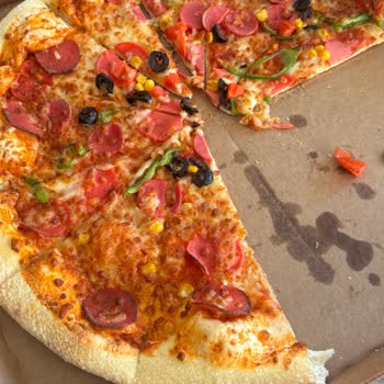 Bol Malzemos Pizza Neredeyse Malzemesiz Geldi, Sadece Hamur Yedik