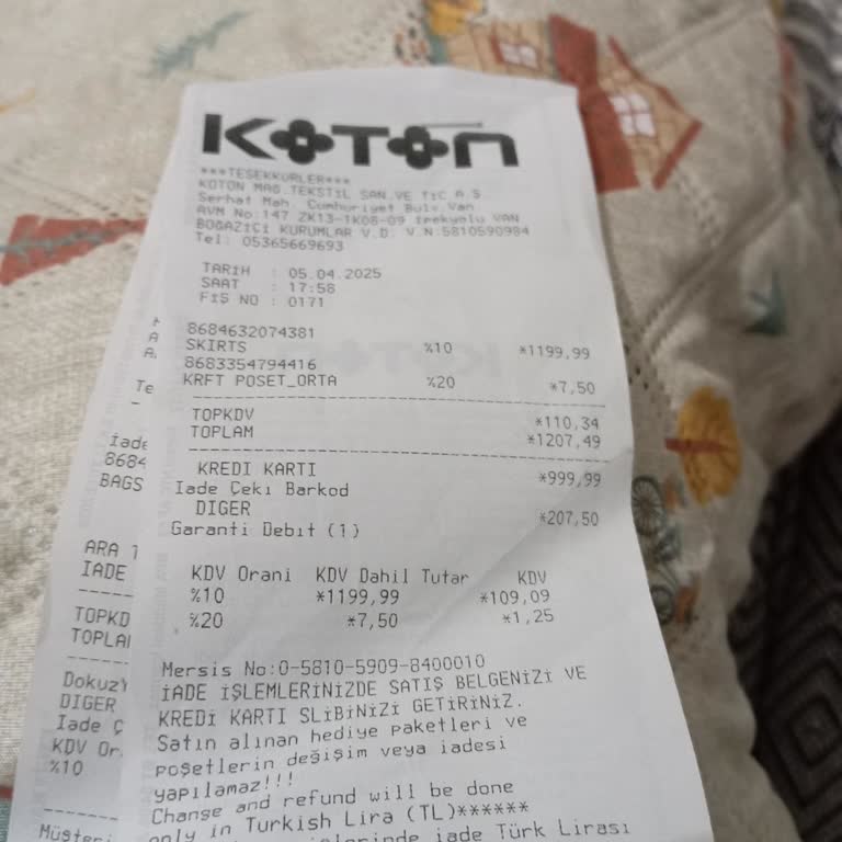 Tatvan Koton Mağazasında Çalışanların Hakaret Ve İlgisizliği