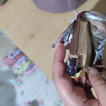 Fındık Dolgulu Çikolatanın Arka Kısmı Eksik Ve Yemesi Zor