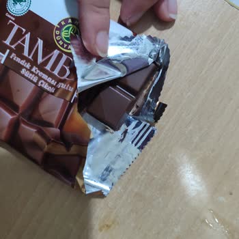 Fındık Dolgulu Çikolatanın Arka Kısmı Eksik Ve Yemesi Zor