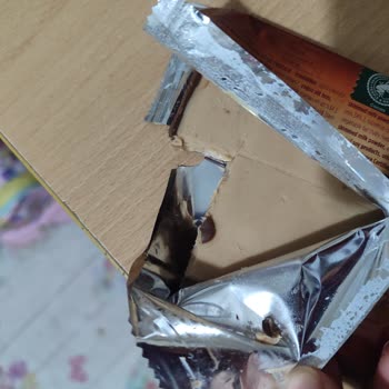 Fındık Dolgulu Çikolatanın Arka Kısmı Eksik Ve Yemesi Zor