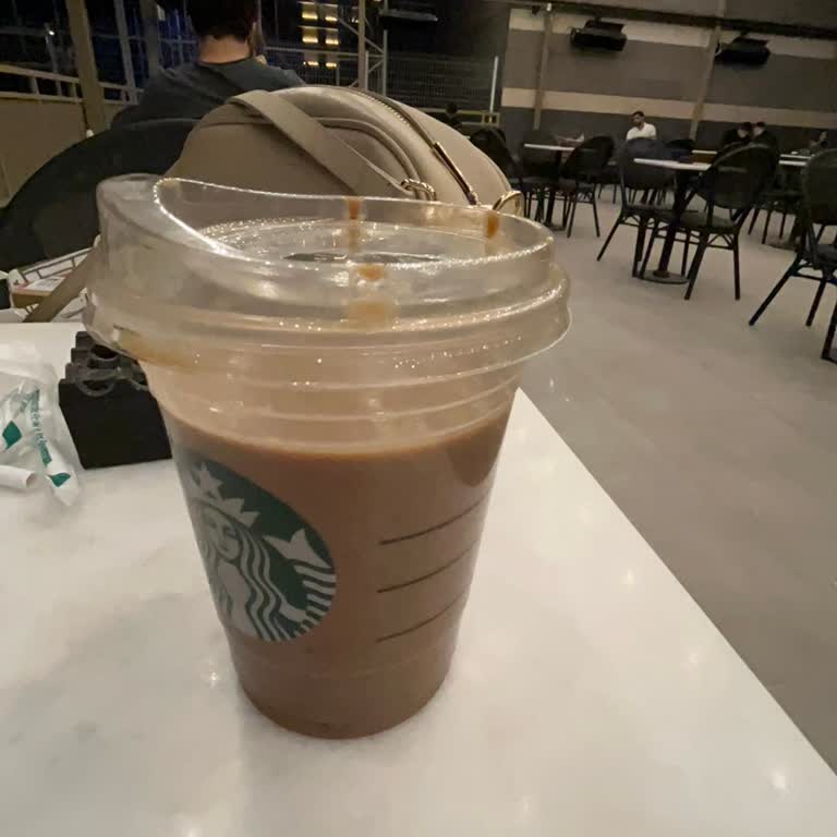 Starbucks'ta Kötü Kahve Ve İlgisiz Personel Deneyimi