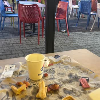 Dominos Çeşme Marina Şubesinde Temizlik Sorunu Ve Kötü Koku