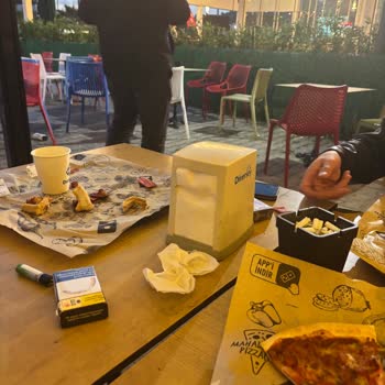 Dominos Çeşme Marina Şubesinde Temizlik Sorunu Ve Kötü Koku